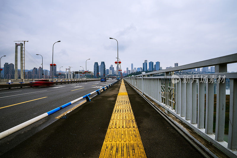 宽阔的城市现代道路