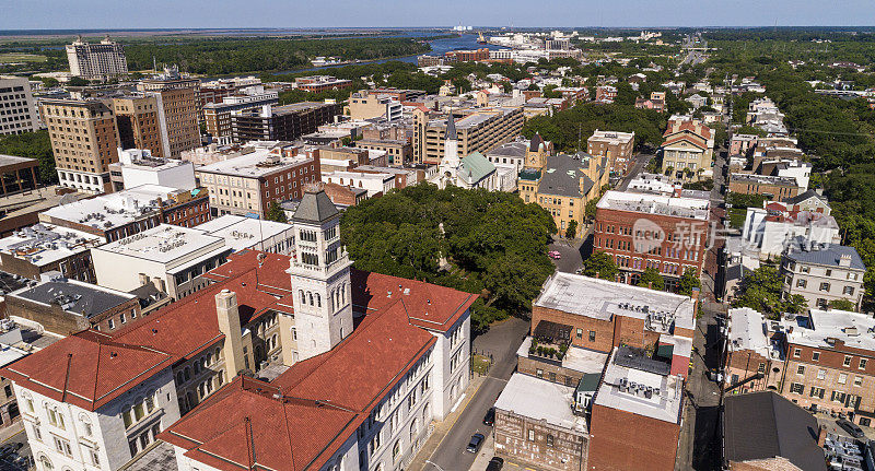 乔治亚州萨凡纳市中心的历史街区鸟瞰图。