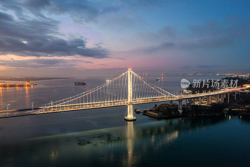 日出时鸟瞰海湾大桥