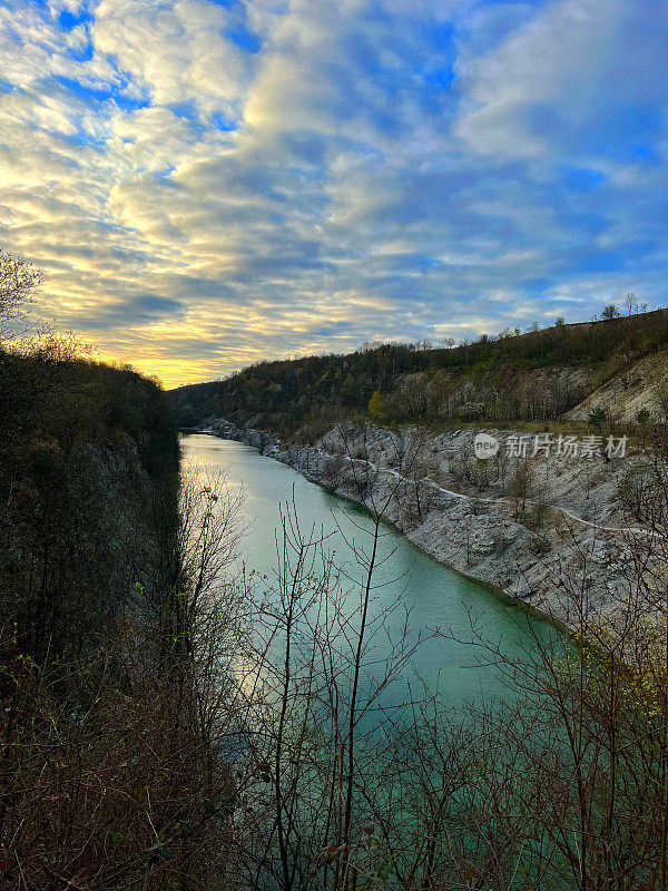 在德国朗格里希市附近，可以看到名为“峡谷之景”的湖泊。