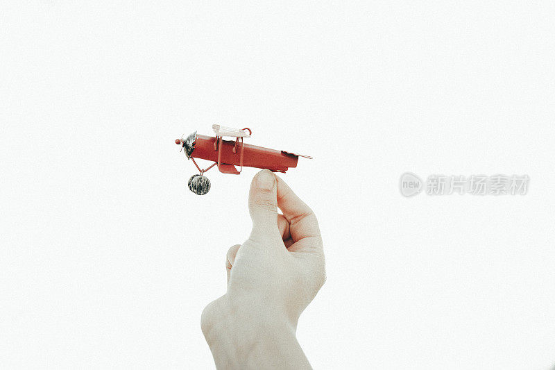手里拿着玩具飞机。