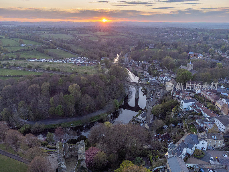 在日落时的鸟瞰历史高架桥和Nidd河在Knaresborough，北约克郡，英国。用0级无人机拍摄