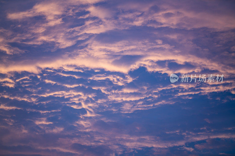 五彩缤纷的云在戏剧性的夕阳天空