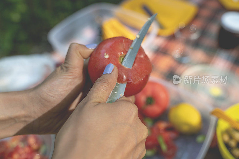 她用刀库照片切西红柿