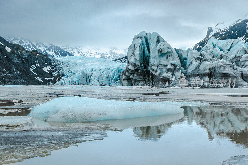 Svínafellsjökull(冰川)是欧洲最大的冰川Vatnajökull的一个分支，位于冰岛南部