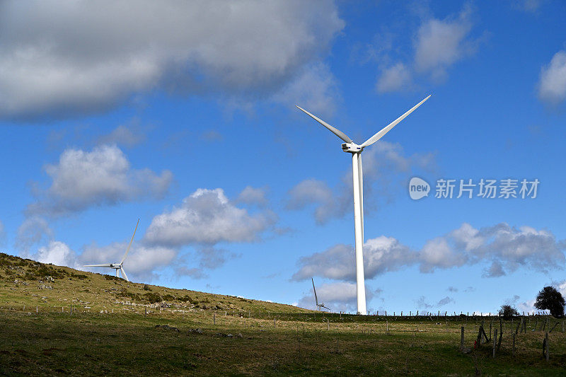 法国南部蓝天上的风力涡轮机