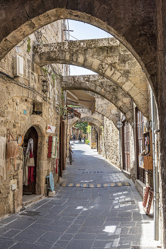 希腊罗德岛老城著名的狭窄巷子里的景色