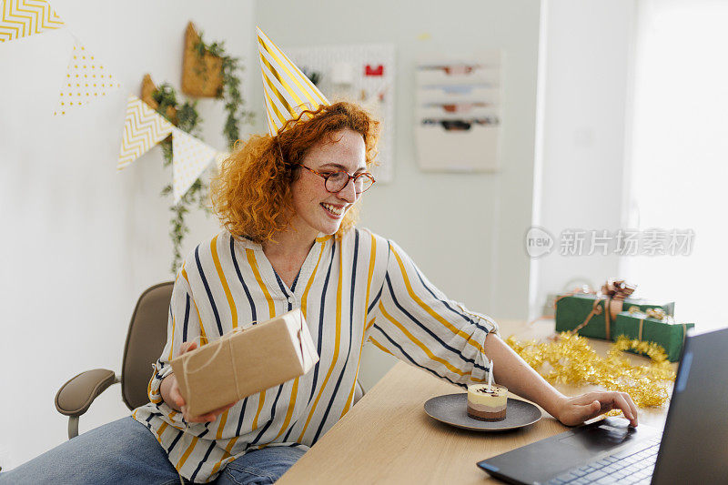 一位年轻女士在办公室庆祝生日