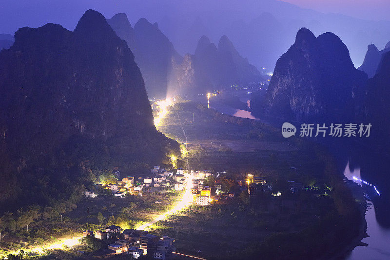 黎明时的漓江和一群山峰