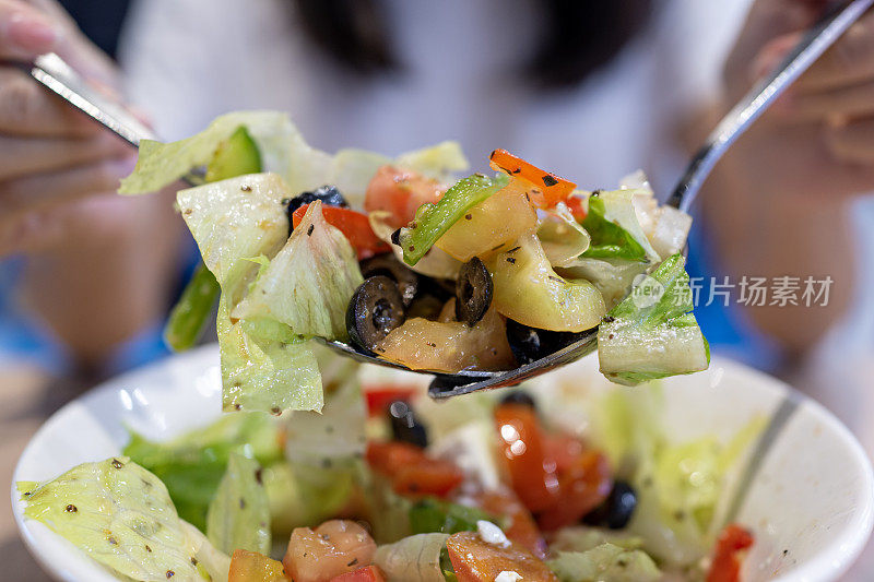 亚洲妇女在素食咖啡馆吃素食午餐