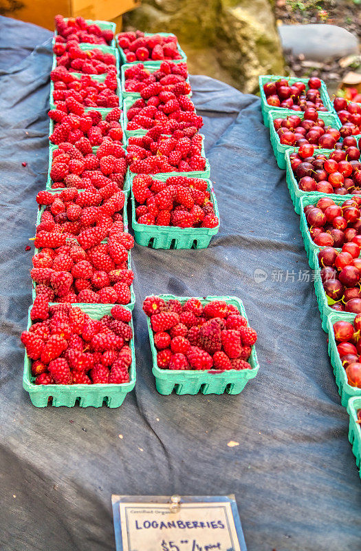 一箱箱农贸市场的红罗甘莓