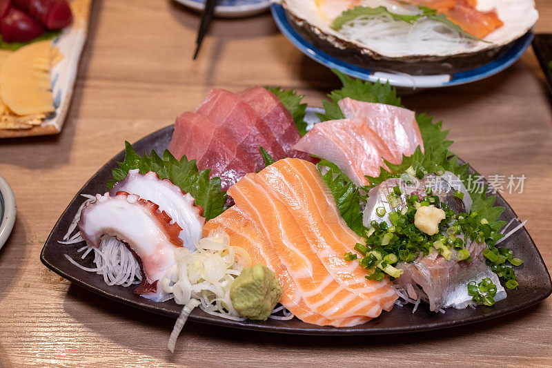 日本居酒屋的什锦生鱼片