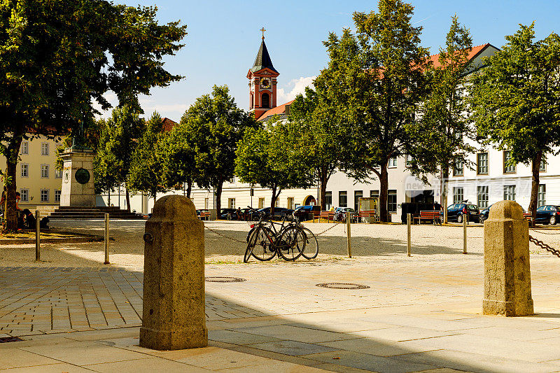 德国巴伐利亚州帕绍市圣斯蒂芬教堂前的步行广场