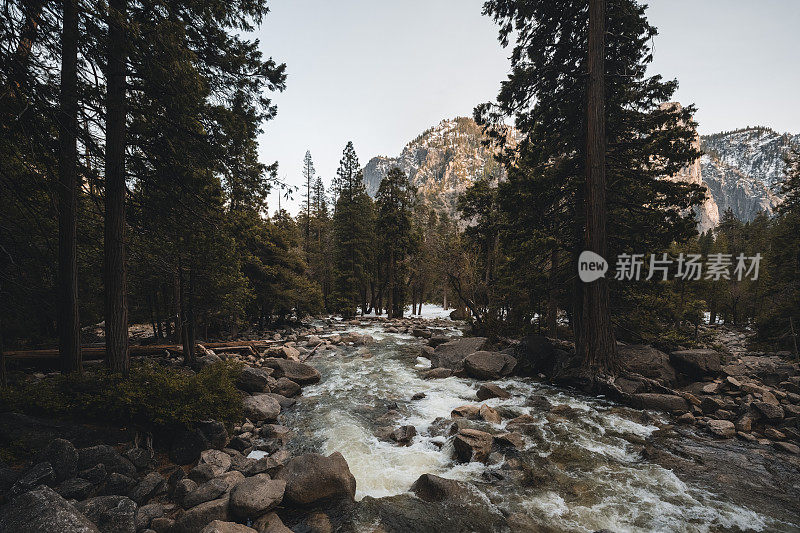 约塞米蒂山谷的默塞德河