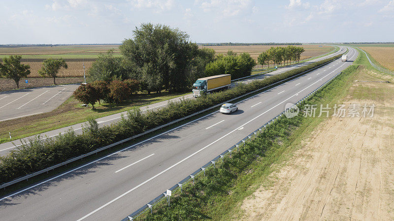 白天高速公路的鸟瞰图