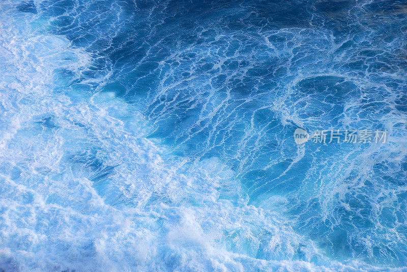 蓝色的大海，海洋，海洋，热带巨浪在模糊的背景。海景，碧海，白浪，户外运动。水海巨浪海夏天背景。天堂绿松石般的水景