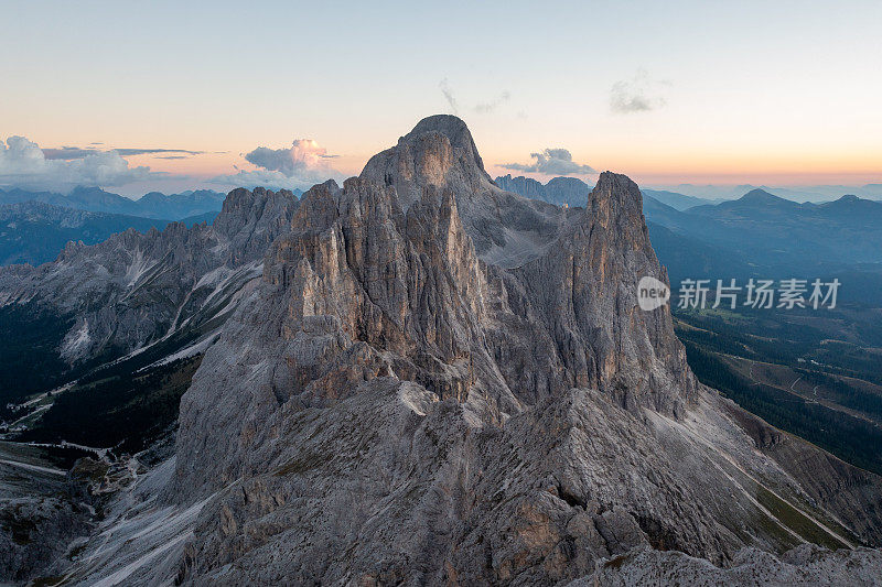 Vajolet塔的阿尔卑斯山环境，Dolomites，意大利