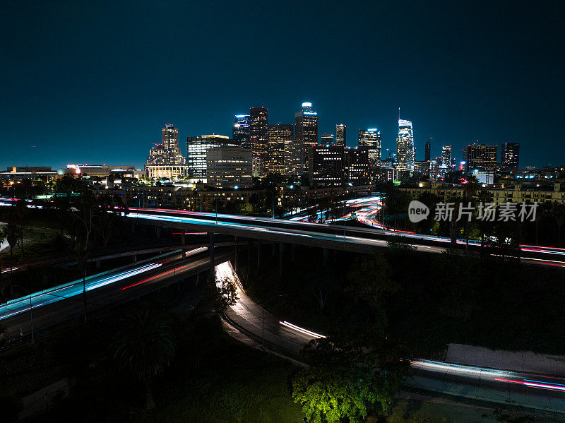 夜间，在洛杉矶市中心附近的高速公路交汇处，汽车前灯裸射-无人机拍摄