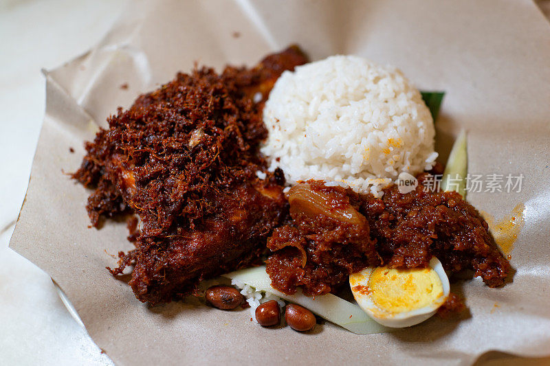 马来西亚传统食物“炒饭”配炸鸡