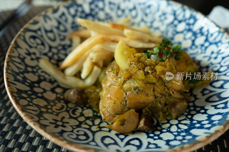 摩洛哥切夫沙乌恩的当地美食——青橄榄和蜜饯柠檬鸡肉塔吉锅