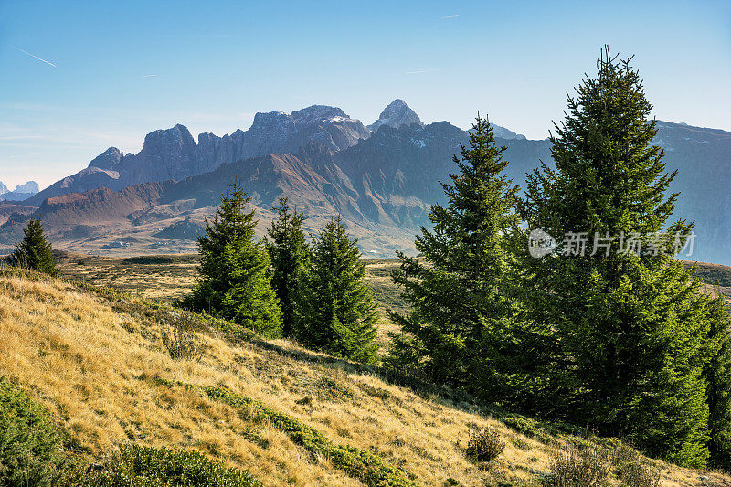 蓝天下的山景