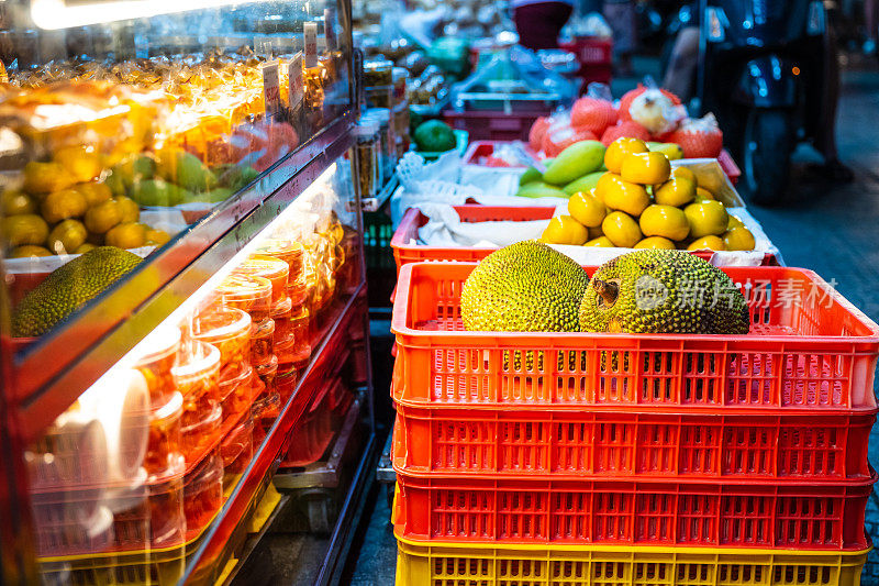 五彩缤纷的食品市场在胡志明市的夜晚