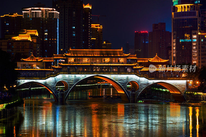 中国成都夜晚的安顺桥