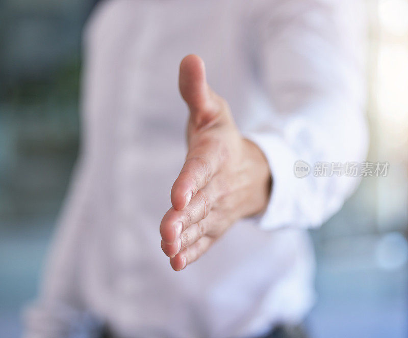 握手，交易和欢迎一个商人伸出手来问候，晋升或合作。会议上，感谢并与一名男性员工在办公室握手