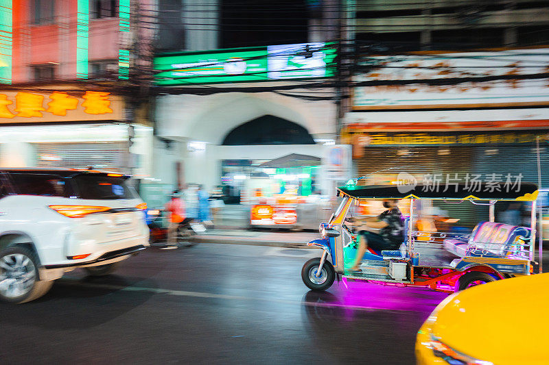 曼谷唐人街夜间的交通状况