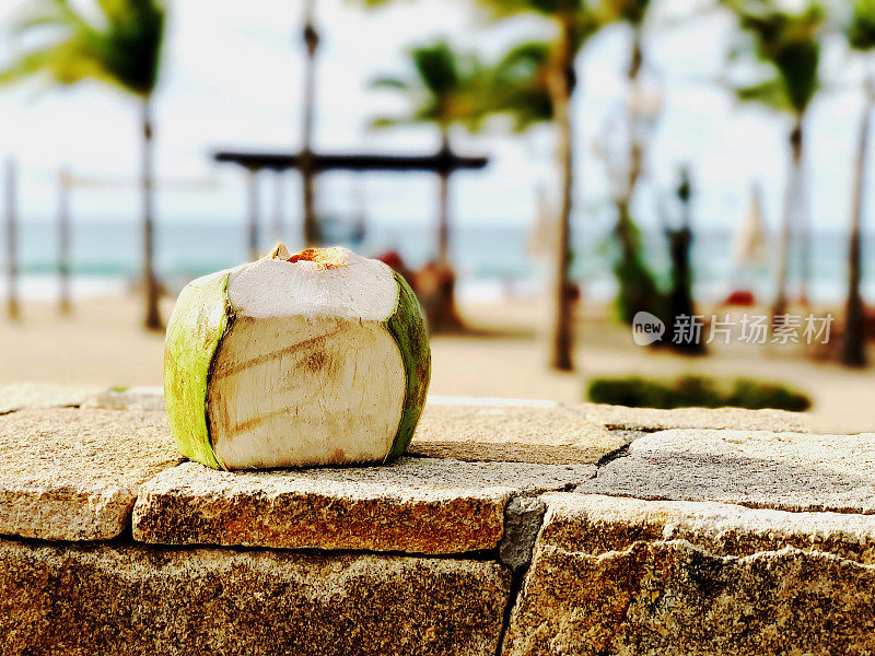 海滩上的热带椰子饮料