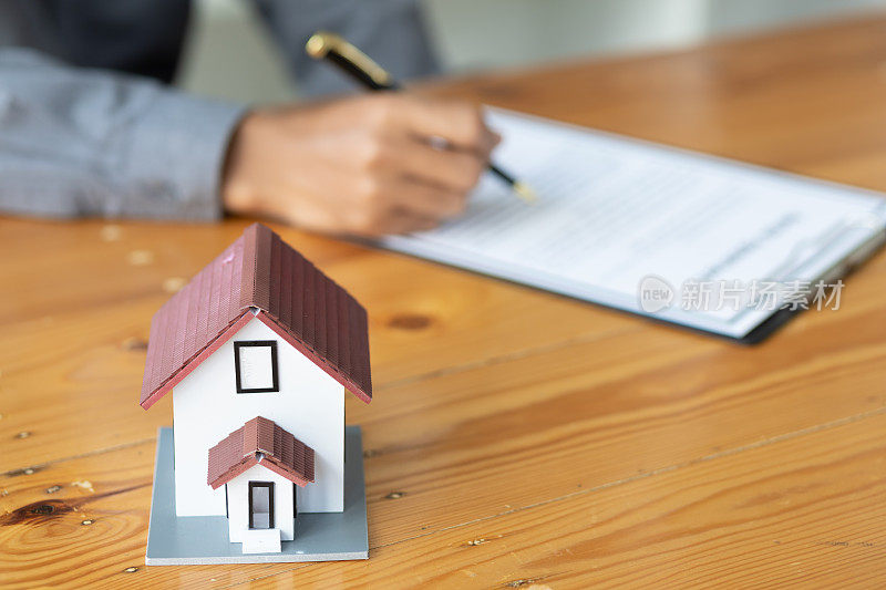 商人签订合法的房产合同协议，房屋保险。