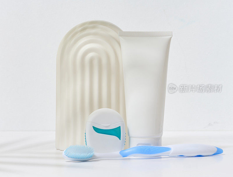 白色塑料管，白色背景，用于牙膏、牙刷和牙线