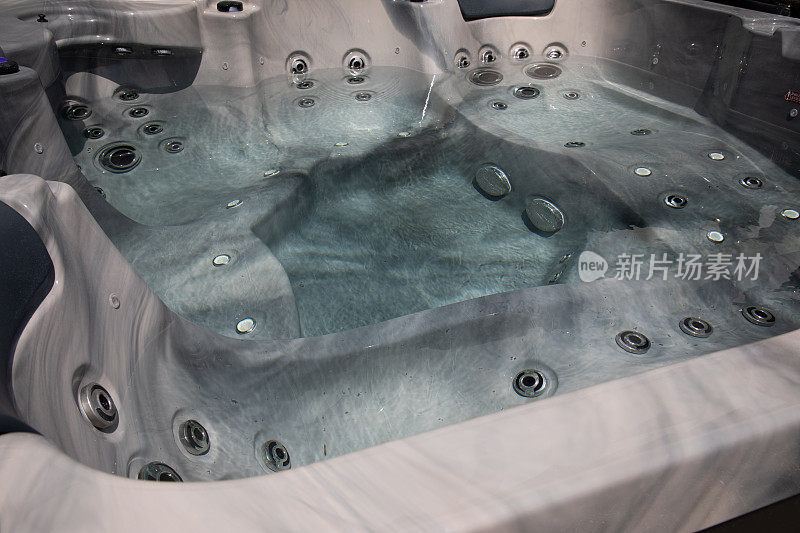白色漩涡浴缸水疗内部使水泡水按摩现代浴盆