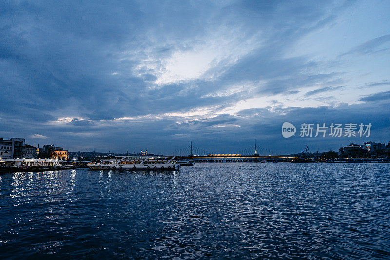 伊斯坦布尔加拉塔大桥上的夜景