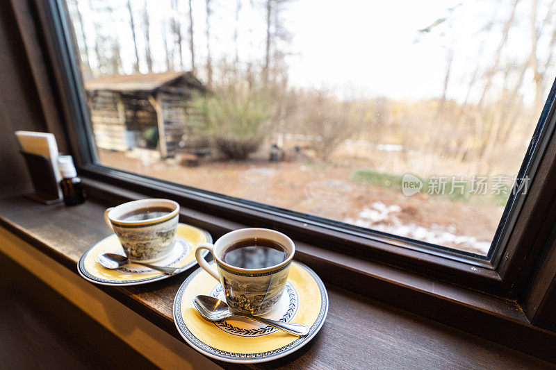 窗台上放着几杯新鲜的黑咖啡