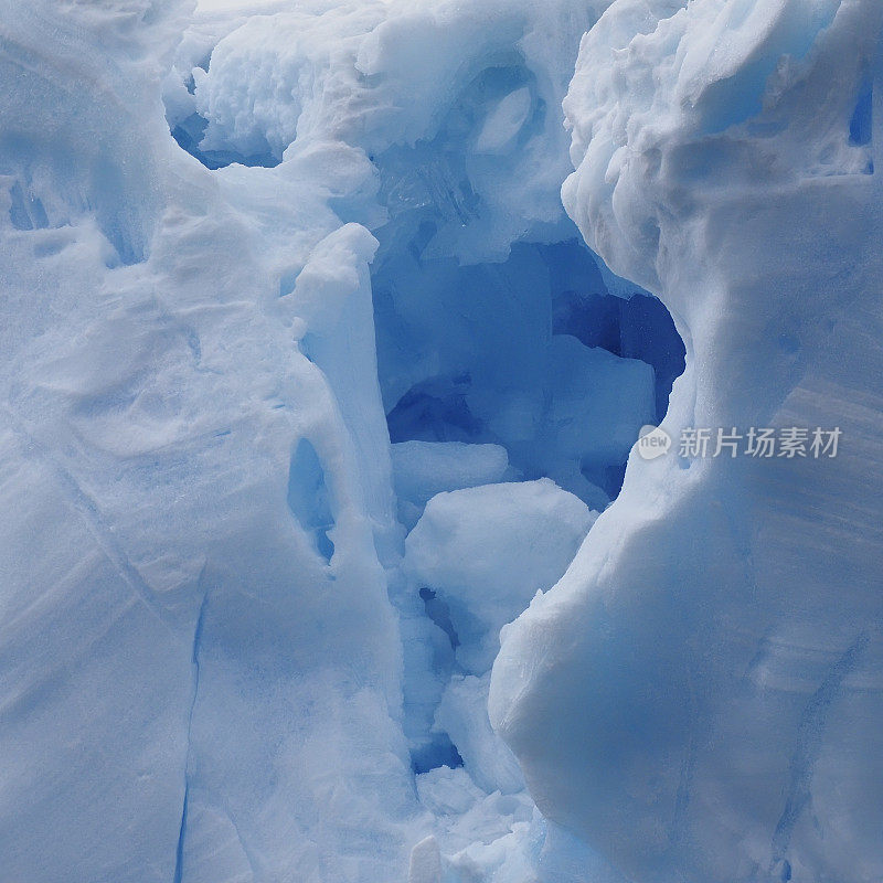 南极半岛被侵蚀的冰山特写。