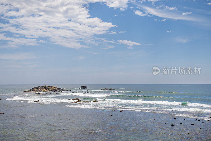 俯瞰岩石海岸线