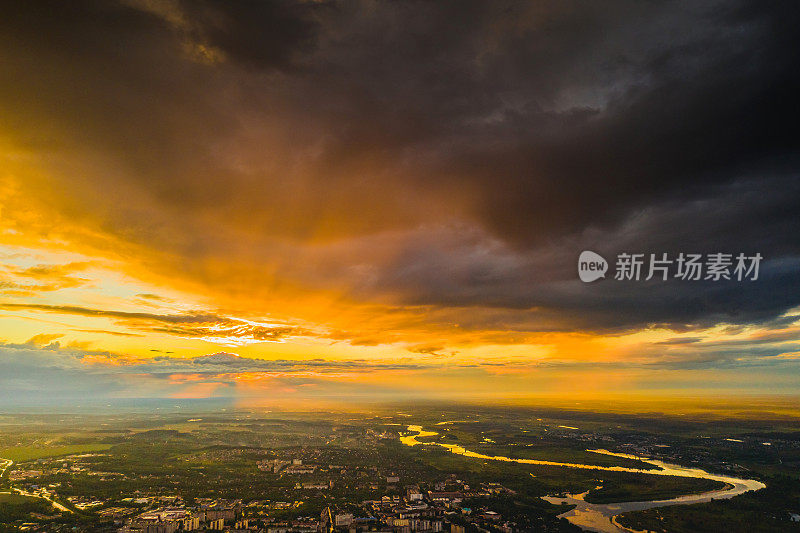 日落鸟瞰图。无人机摄影。春天。字段。可持续性。保护自然。天空背景