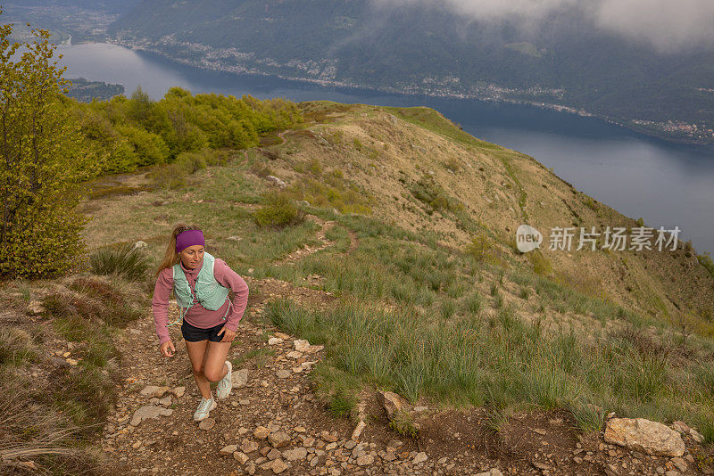 登山运动员攀登山脊