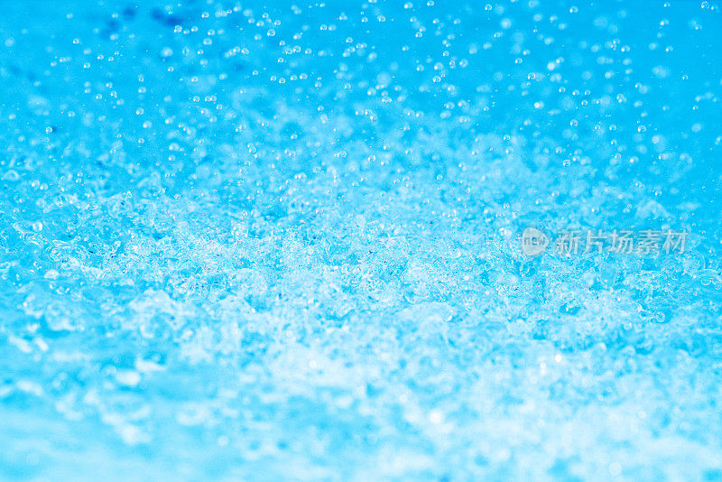 纯净的蓝水。艺术水背景
