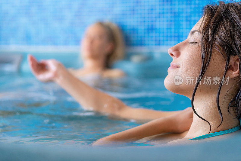 女性朋友在漩涡浴缸里放松
