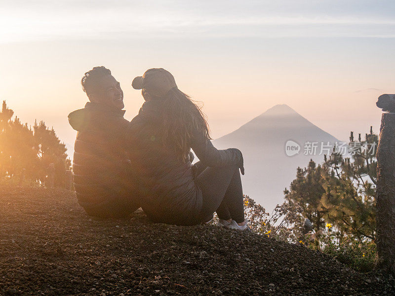 一对夫妇观赏火山