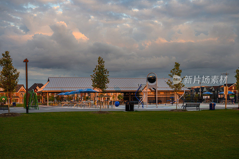 日出照耀在加拿大安大略省马卡姆的新社区体育公园
