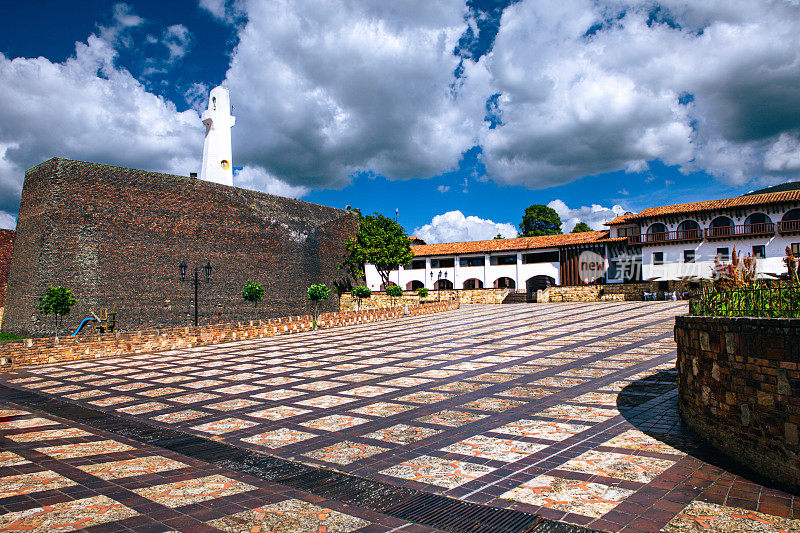 瓜塔维塔，哥伦比亚-一个倾斜的城市广场在安第斯小镇-西班牙殖民风格的建筑