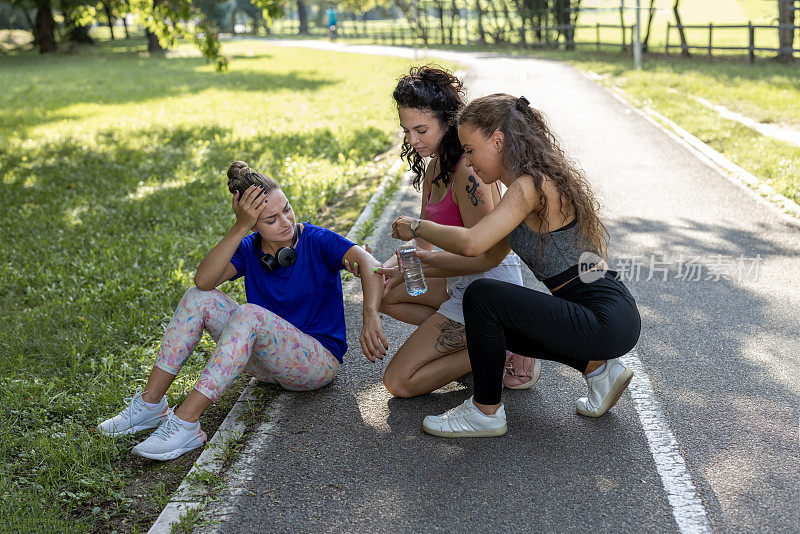 一位年轻的白人妇女在锻炼时摔倒，肘部受伤