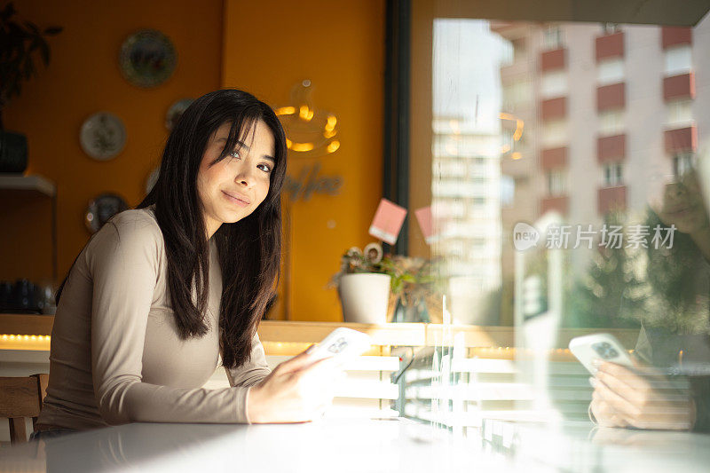 年轻女子正坐在咖啡桌上。