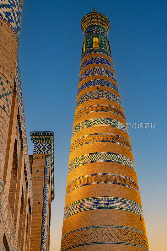 日落时分，乌兹别克斯坦Khiiva的马德拉斯尖塔。