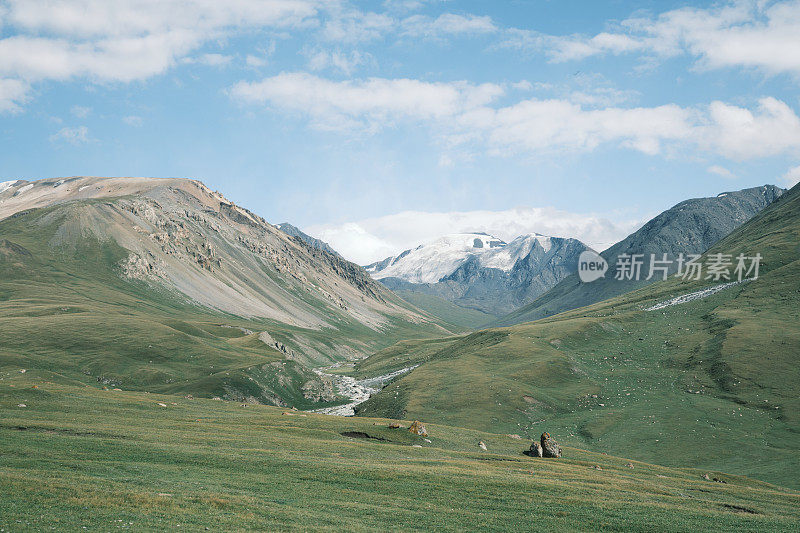 夏季的河谷山