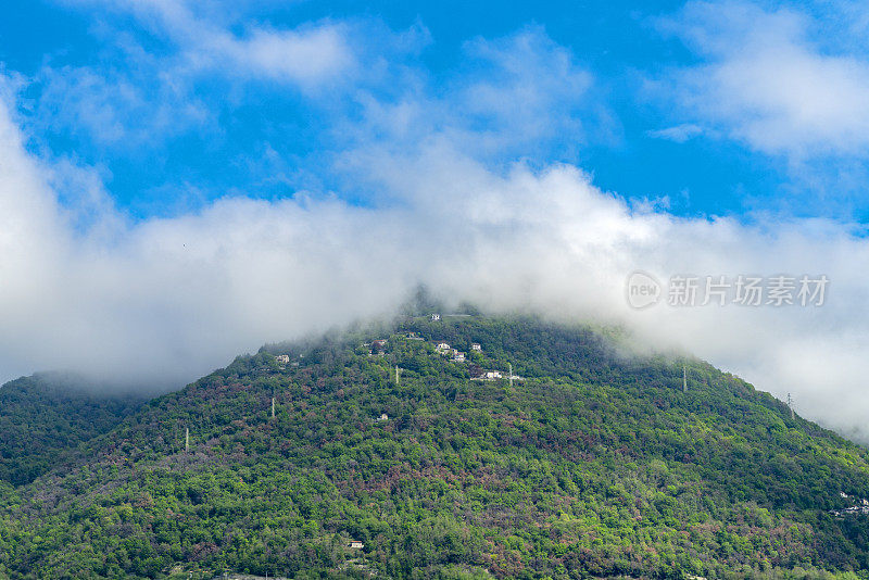 意大利科莫湖切尔诺比奥，科莫湖山坡上的低云