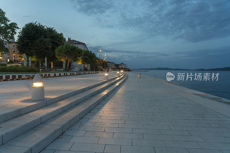 扎达尔海滨长廊的海岸线夜景